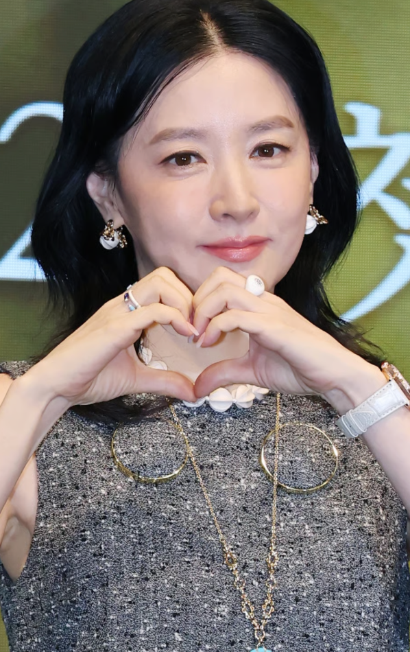 "외국 명품 행사인데 한복을?" 다들 화려한 드레스 입을 때, 이영애 혼자 한복 입었더니 벌어....