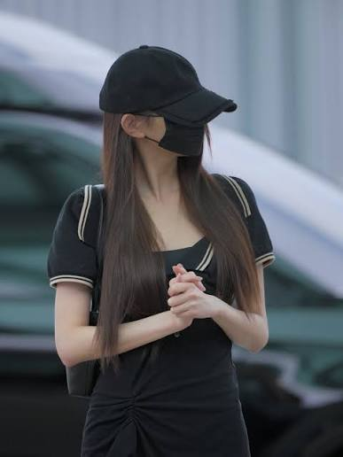 장원영 공항패션 셔링 원피스 브랜드 가격 정리, 6490만원 시계와 11만원 원피스의 간극