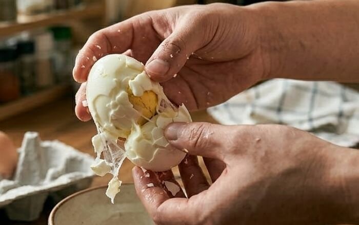 삶은 계란 껍질 맨날 뜯겨서 흰자 반 날렸다면? 1초 만에 훌러덩 벗겨지는 과학적 치트키