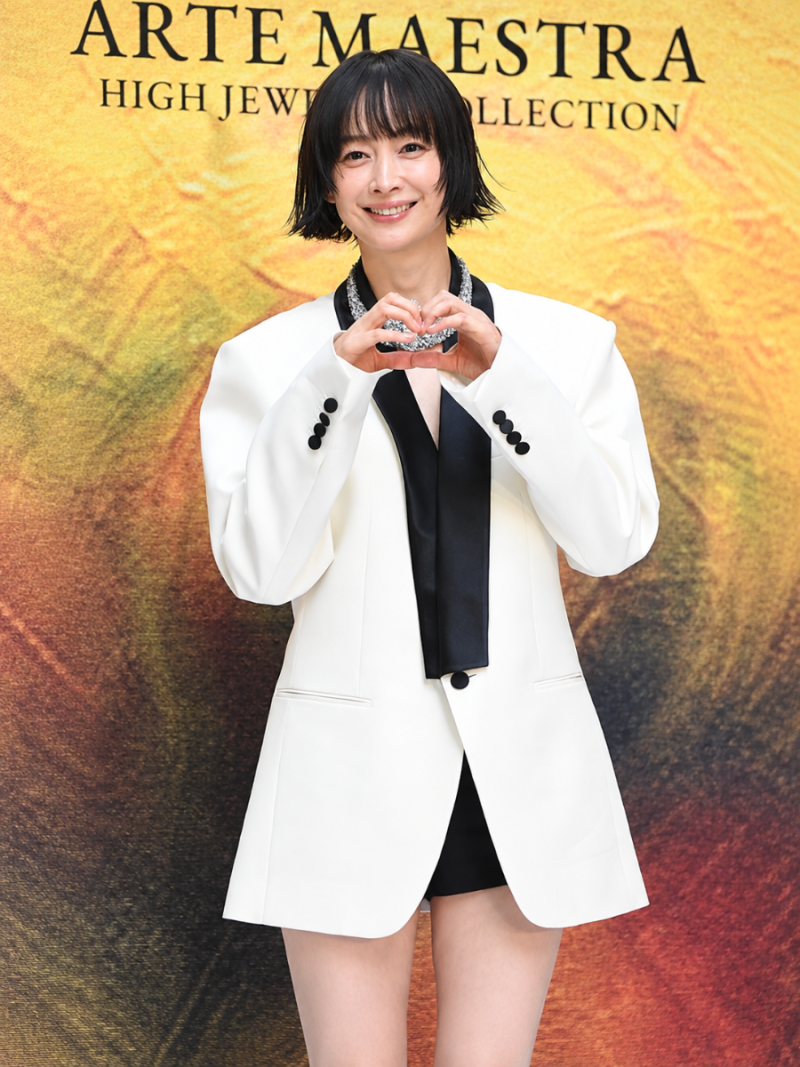 이나영, 긴 머리 싹둑 잘랐다…47세 믿기지 않는 단발 변신 ‘확 달라진 분위기’