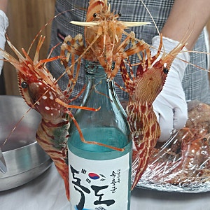울릉도 맛집 추천: 저동항 '울릉새우본가' 독도새우 3종 솔직 후기 & 독도소주 머리튀김 필수 ....