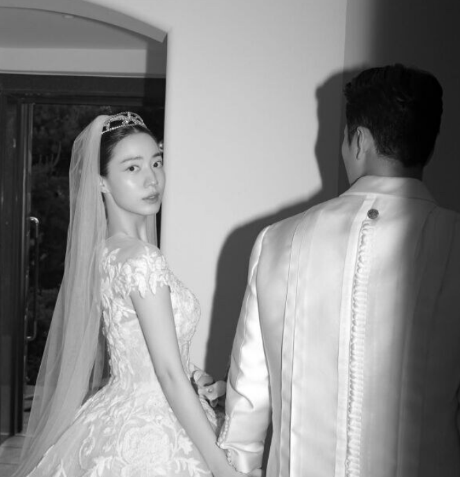 그룹 티아라 출신 배우 "류화영 결혼" 옆에 선 훈남 신랑 누구? 비공개 결혼식 내부사진까지 ....