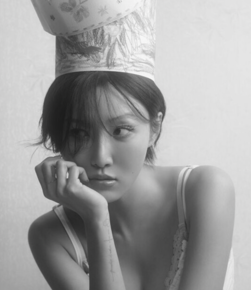 "너무 과감한 거 아니야?" 영부인들 만나는 자리에 크롭 재킷 입고 등장한 화사의 파리 패션