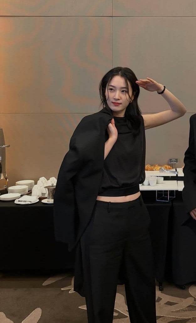“첫사랑 서지우 맞아?” 원지안, 블랙 수트 입으니 분위기 확 달라졌다…가을 하객룩으로 ....