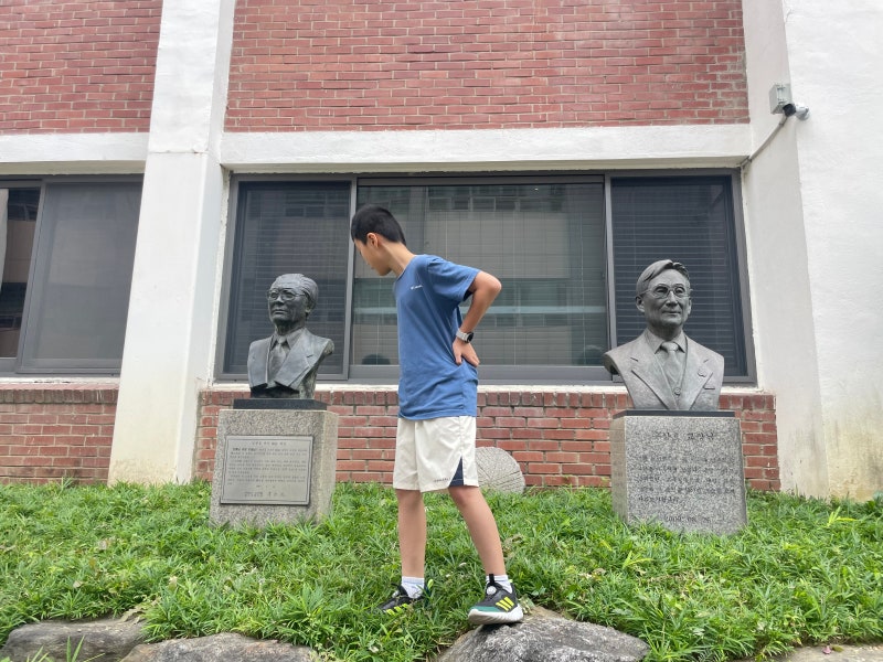 서울의 국제중학교 두 형제, 모범생 대원이와 귀티나는 영훈이