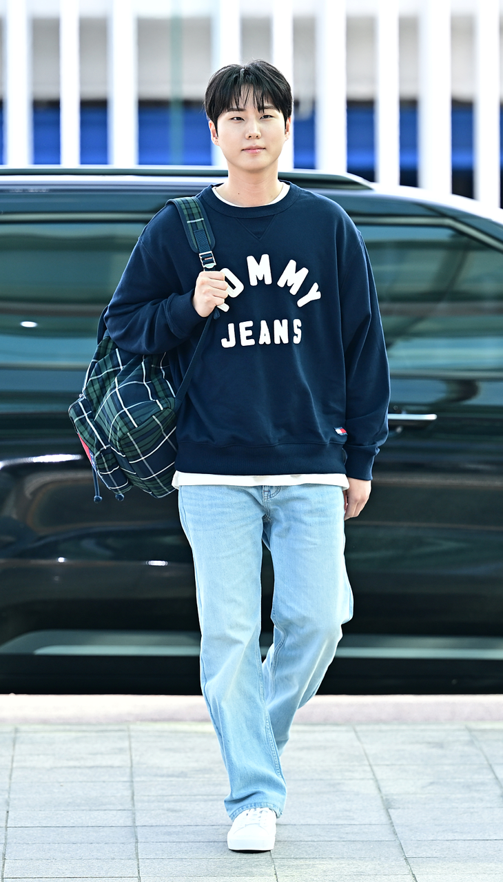 Jung Hae-in and Jisoo Take Over New York Fashion Show: Tommy Hilfiger Airport Fashion and Fall Styling
