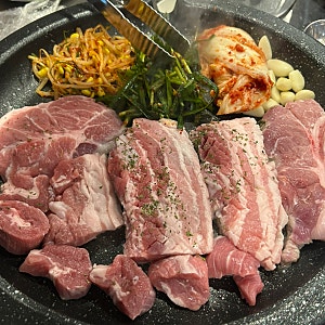 [수원 맛집] 수원역 삼겹살 근본 맛집 | 모임하기 딱 좋은 고기집 | 벌집삼겹살 | 솔직후기
