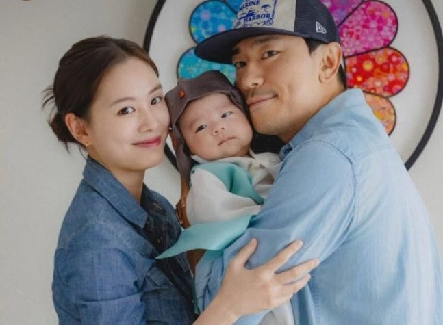 이시언 서지승 4개월 아들 솔민 공개, 잠옷 가족사진에 담긴 행복한 일상 근황
