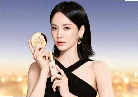 송혜교 44세 나이 잊은 독보적 비주얼과 파리 근황 속 반전 패션템