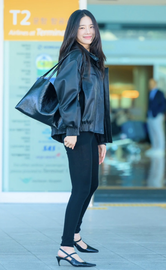 박규영 공항패션 깜짝, 자세히 보니 바지가 아니었던 올블랙룩
