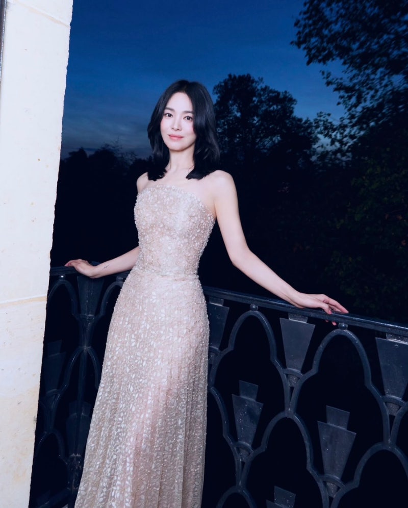 송혜교 45세 맞아? 화려한 드레스 입고 공개한 근황, 차기작은 ‘천천히 강렬하게’