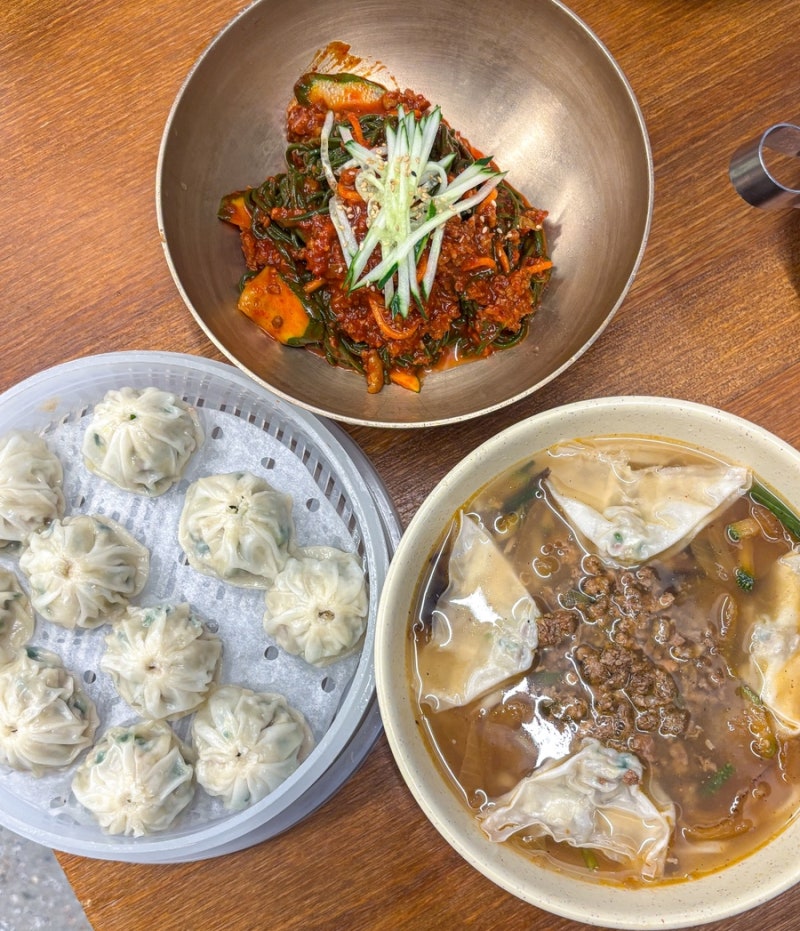 서울여행 명동맛집 명동교자 본점에서 먹는칼국수와 마늘김치