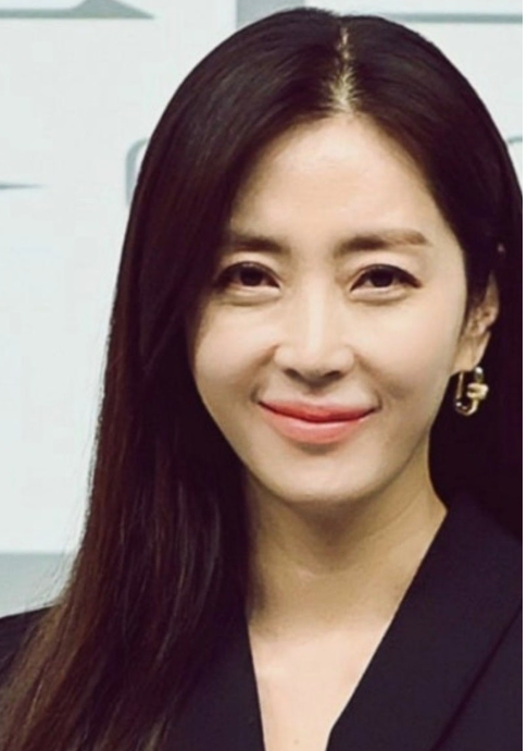 The Reason Song Yoon-ah Was Speechless... The Record Sol Kyung-gu's Film Set at Venice
