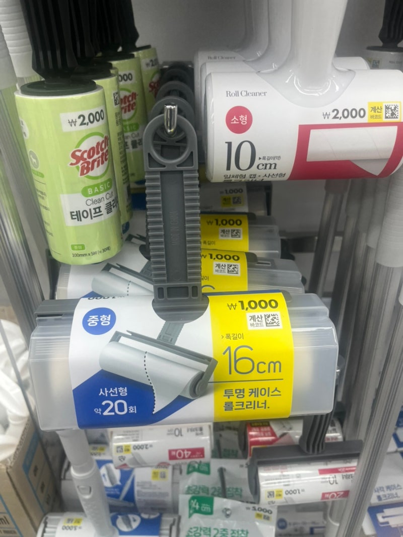 다이소 롤클리너 써보니… 침대 위 먼지가 이렇게 많았다고?