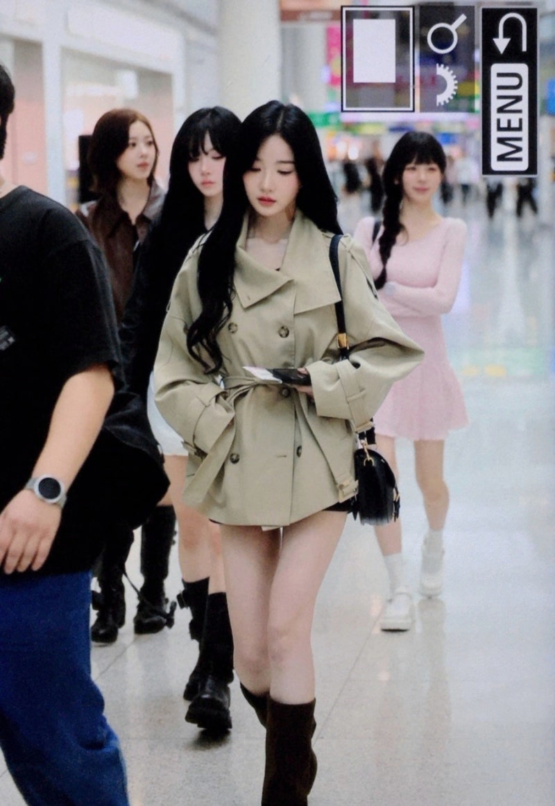 트리플에스 김유연, 9월 공항패션으로 선보인 짧은 베이지 트렌치코트 코디