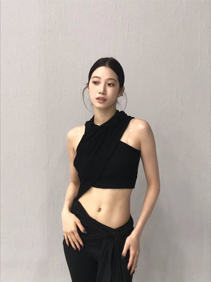 카즈하 11자 복근 화제 크롭티 입고 무대 오르자 시선 집중, 굶지 않고 탄탄한 라인 만든 핵심....