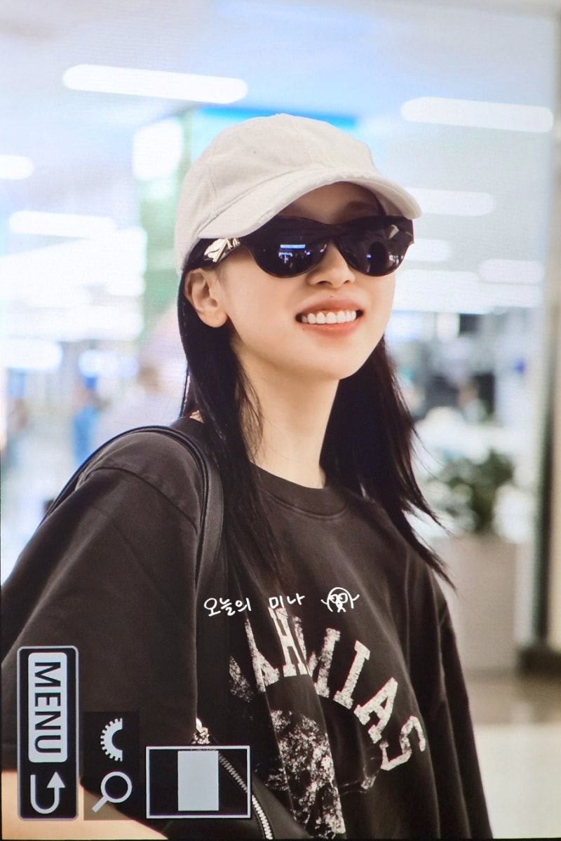 트와이스 미나 ALEXANDER WANG distressed baseball cap, NAHMIAS PHYS. ED. Boxy T-shirt, Fendi First - Brown