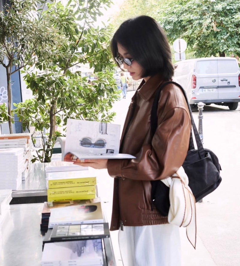 송혜교, 길거리서 책 펼친 근황…브라운 가죽 재킷 입은 모습