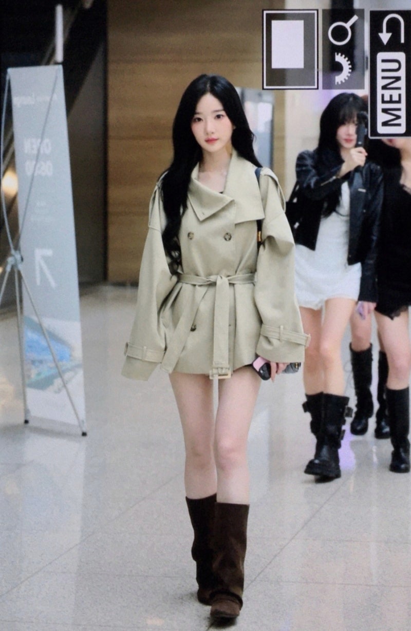 “9월인데 벌써 트렌치코트?” 김유연이 선택한 짧은 가을 재킷, 공항패션에서 포착