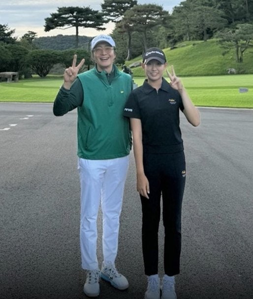 하와이서 딱 걸린 배용준, 옆에 선 14세 소녀 정체에 팬들 발칵