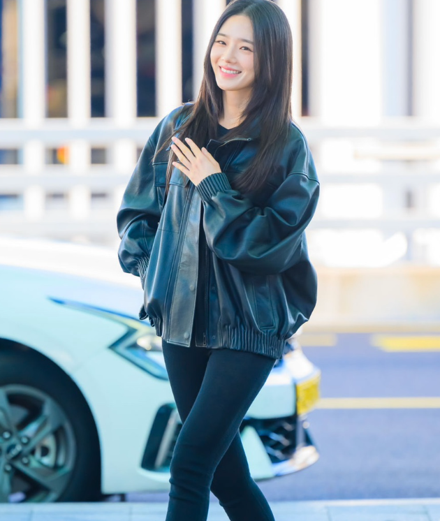 “바지 깜박했나?” 박규영, 레깅스만 입고 공항 등장…알고 보니 COS
