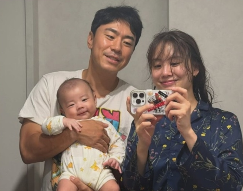 "이 아빠 표정까지 똑같이 복사했네?" 이시언♥서지승, 생후 4개월 아들 최초 공개에 네티즌 ....