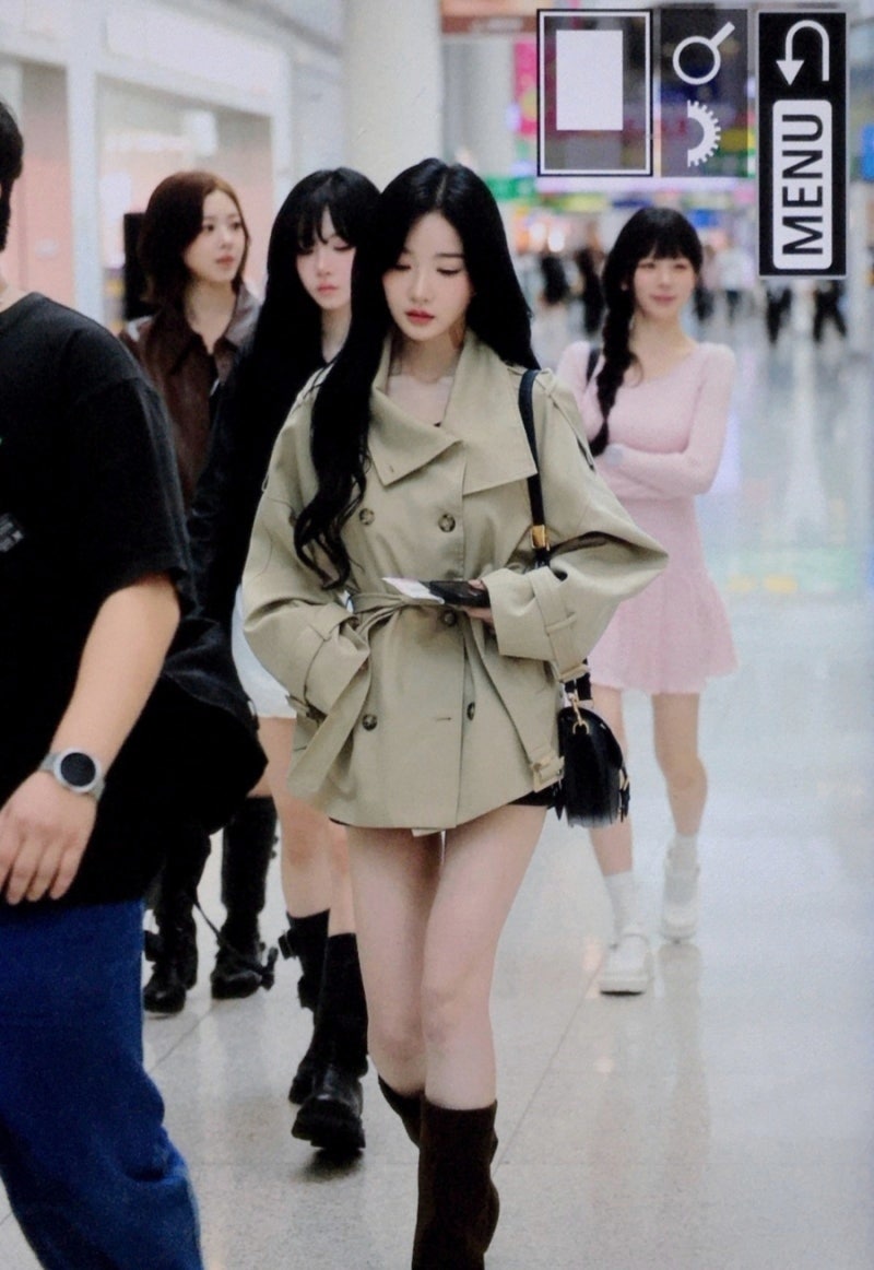 트리플에스 김유연, 9월 공항패션으로 선보인 트렌치코트 코디 분석