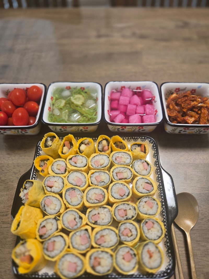 “뭐 먹지?” 싶을 때 냉장고 속 재료로 만든 계란김밥｜스팸·단무지·매콤 어묵