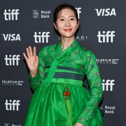 “토론토 레드카펫에 한복 입고 나온 여배우”…염정아가 굳이 드레스 대신 고른 이유