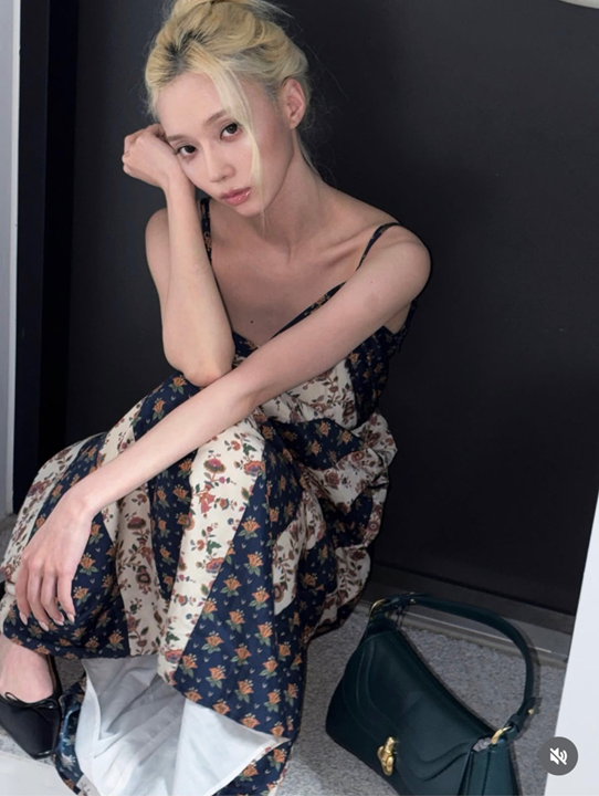 에스파 윈터 원피스 화제? 빈티지 플라워 드레스로 완성한 고혹적인 분위기