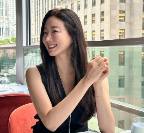 배우 김사랑 뉴욕 근황 공개, 48세 나이가 믿기지 않는 동안 미모와 일상