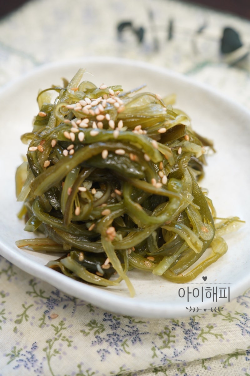 염장 미역줄기 볶음 만드는 법 불리지 않고 데치는 참치액 양념 레시피