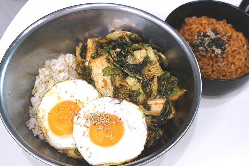 봄동비빔밥 레시피｜아삭한 봄동과 반숙 계란, 새콤달콤 비빔밥 양념장