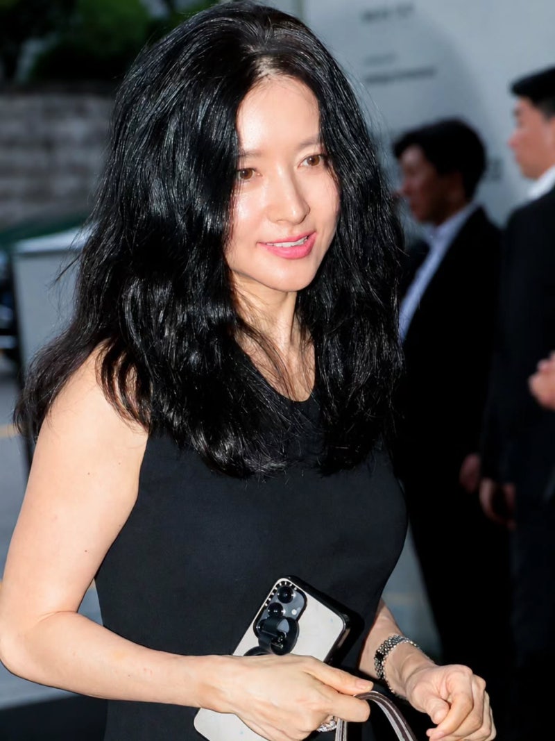 블랙 원피스, 자칫 답답해 보이는데…이영애는 흰 구찌 블론디 하나로 무게를 뺐다