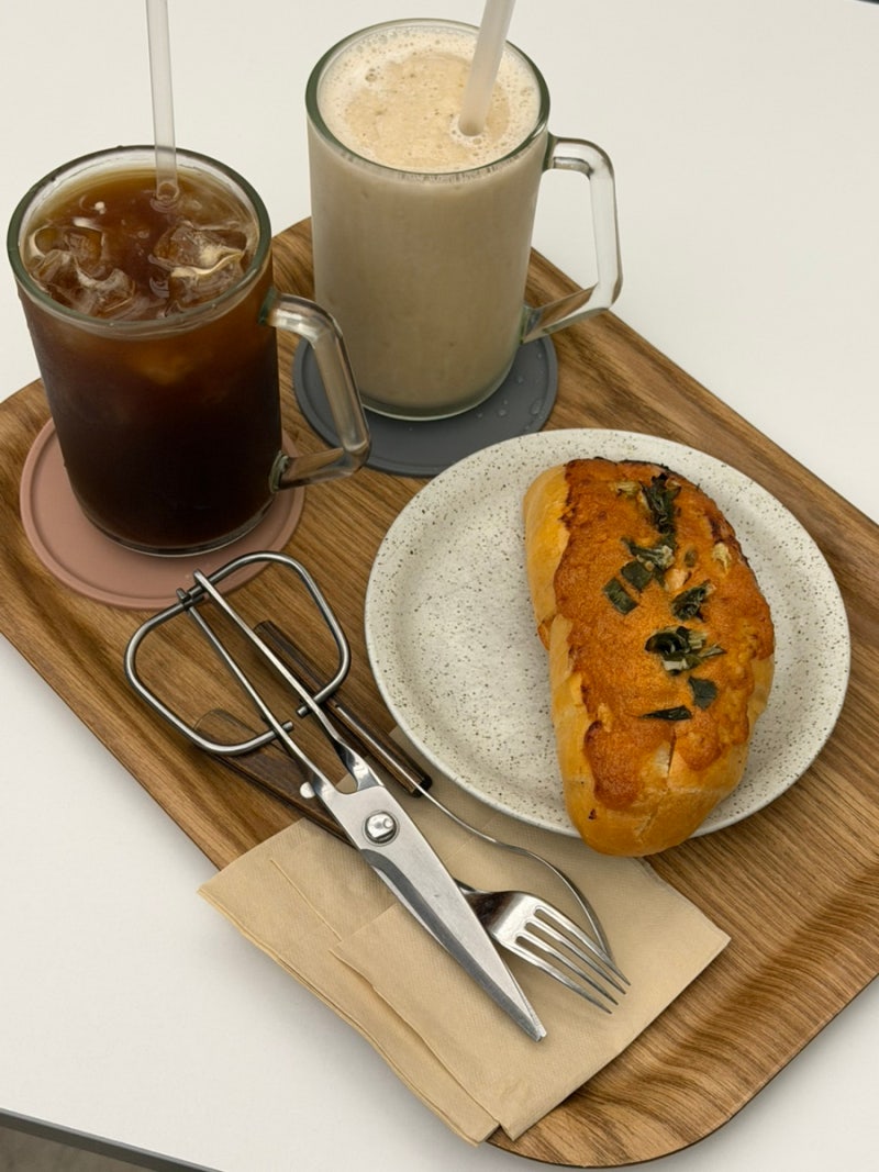소태역 카페 쉐어링 애견 동반 가능한 광주 소금빵 맛집 추천 후기(상주견 있는 카페)