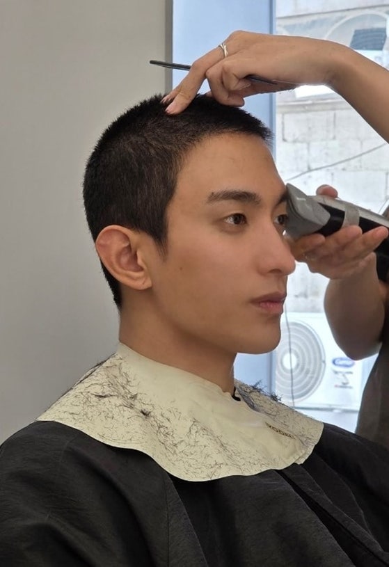 세븐틴 도겸 입대｜삭발 공개하며 눈물, 전역일은 2028년 3월 7일
