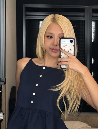 로제 아이폰18 프로 화제? 신곡 뮤직비디오와 블루 프레피룩까지