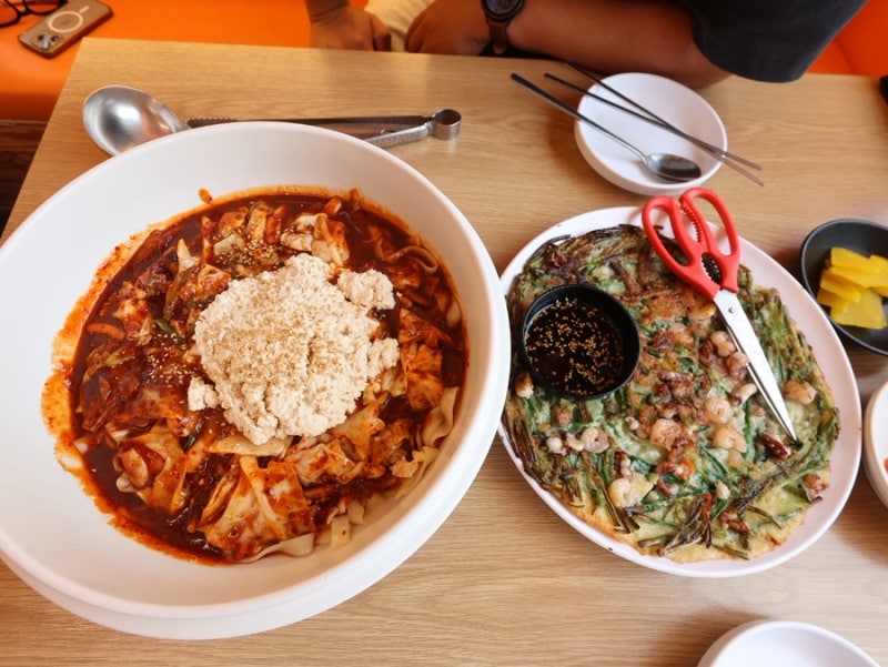 속초 애견동반 식당 바다제면 웨이팅 필수지만 비빔칼국수 1등