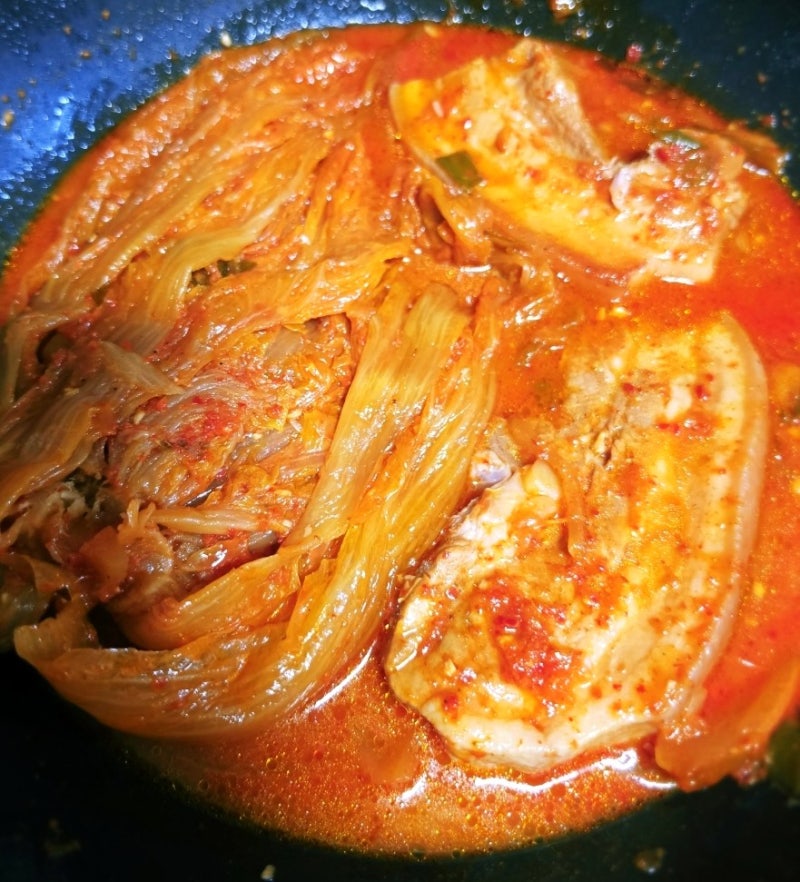 통삼겹 김치찜 만드는 법 묵은지 넣은 저녁메뉴 레시피