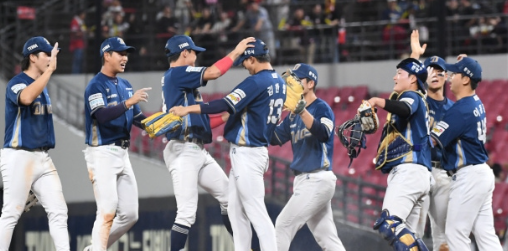 KT 1위 시나리오 그대로 적중, LG가 삼성 잡자 더 뜨거워진 KBO 순위 싸움