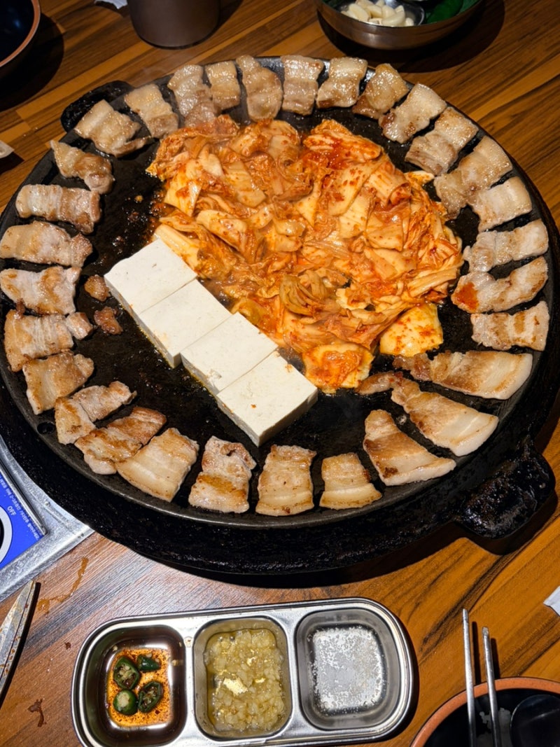 [한남동 맛집] 무쇠김치삼겹 한남점 : 남자친구 옷 쇼핑 후 먹은 겉바속촉 삼겹살 & 깍두기미....