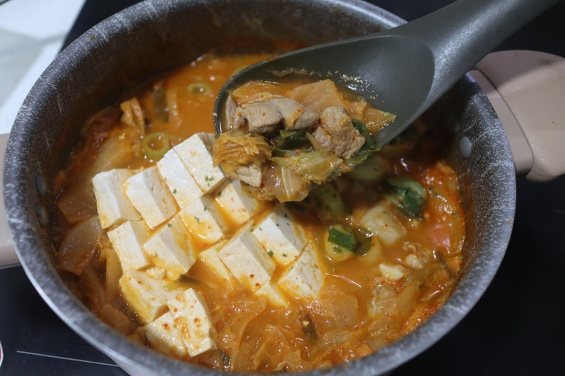 돼지고기 김치찌개 레시피 | 코인육수 없이도 맛있게, 돼지고기 가득 김치찌개 만들기