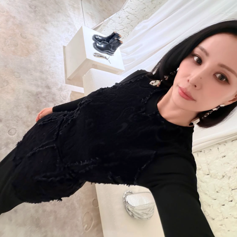 “다 가렸는데 더 눈에 띄네?” 55세 여배우 블랙원피스 코디