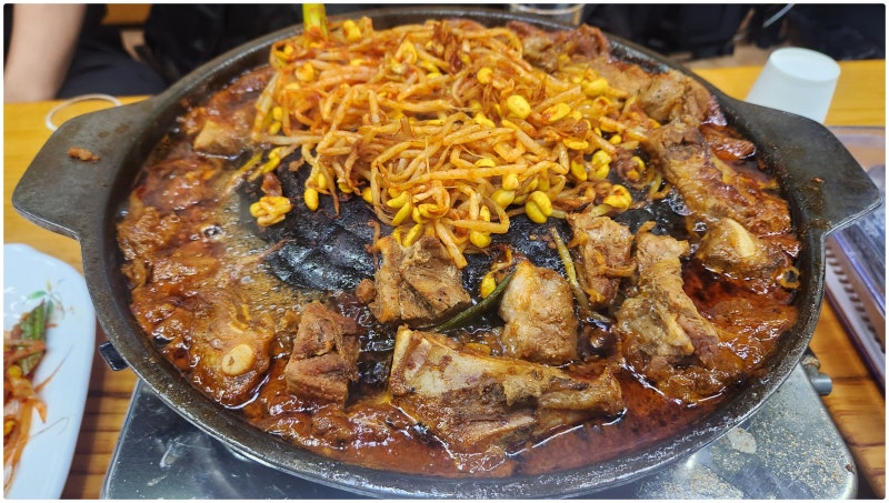 수원 행궁동 장안문 노포 맛집 명성돼지갈비(돼지갈비와 콩나물)