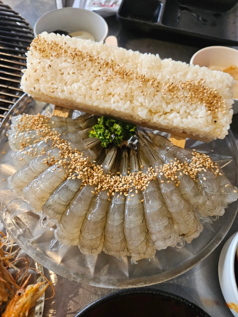 제철 생새우에 조개구이, 무한 셀프 바까지 즐기는 청춘 조개 구읍뱃터본점. 주....