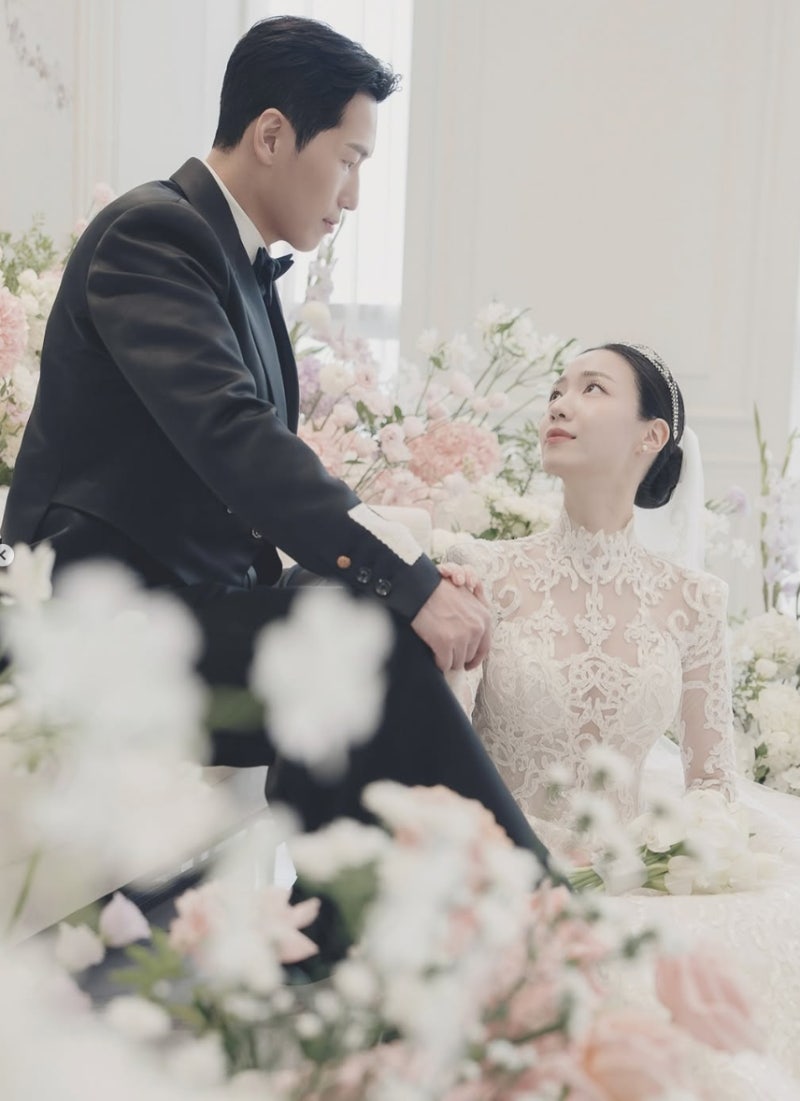 “꿈꾸던 하루가 현실로”…류화영 결혼식서 눈물, 3살 연상 사업가와 맞잡은 손