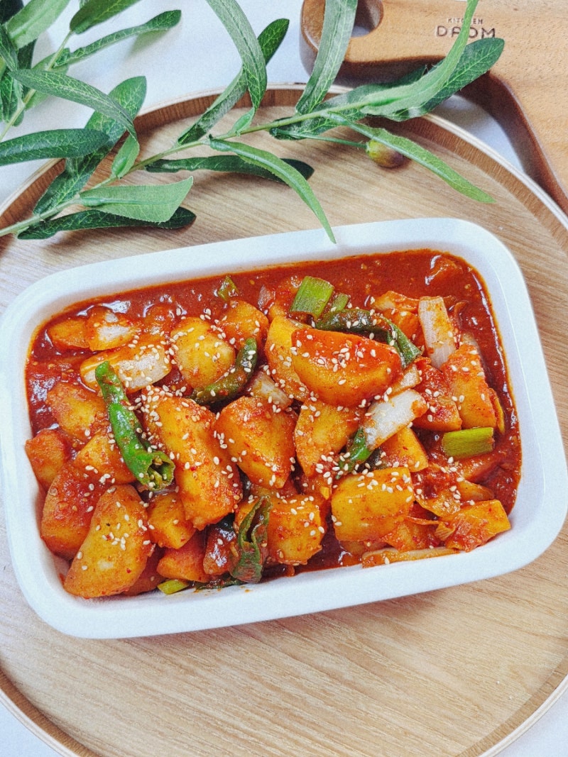 감자보다 이 양념이 더 맛있어요! 밥에 싹싹 비벼 먹는 매콤 꽈리고추 감자조림 레시피