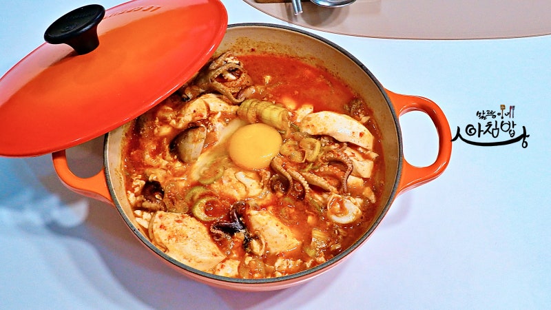 얼큰한 순두부찌개 끓이는법 소고기순두부찌개에 쭈꾸미 피쳐링도 맛있어요.