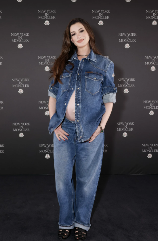 앤 해서웨이 만삭 청청 패션 화제…남편 애덤 슐먼과 뉴욕 행사 동행