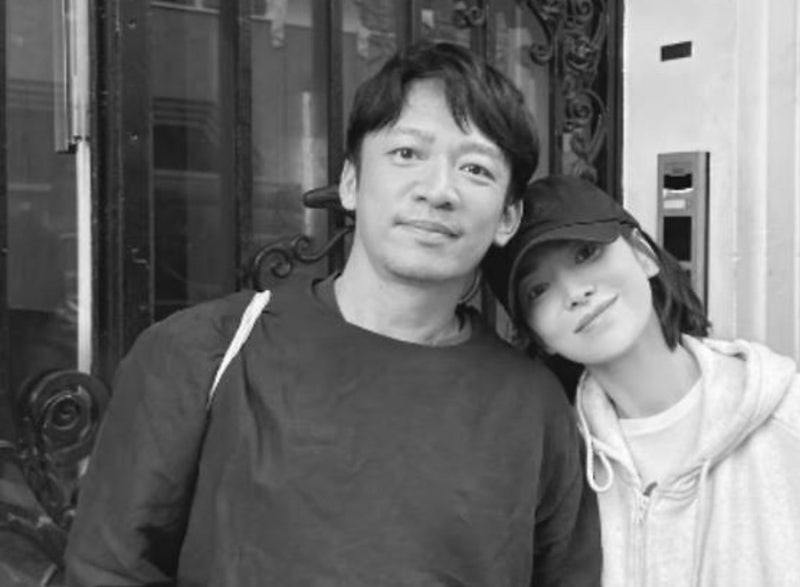 ❤️ “사랑하는 친구”…송혜교, 남사친과 팔짱→다정한 투샷 공개…파리에서 포착된 근황